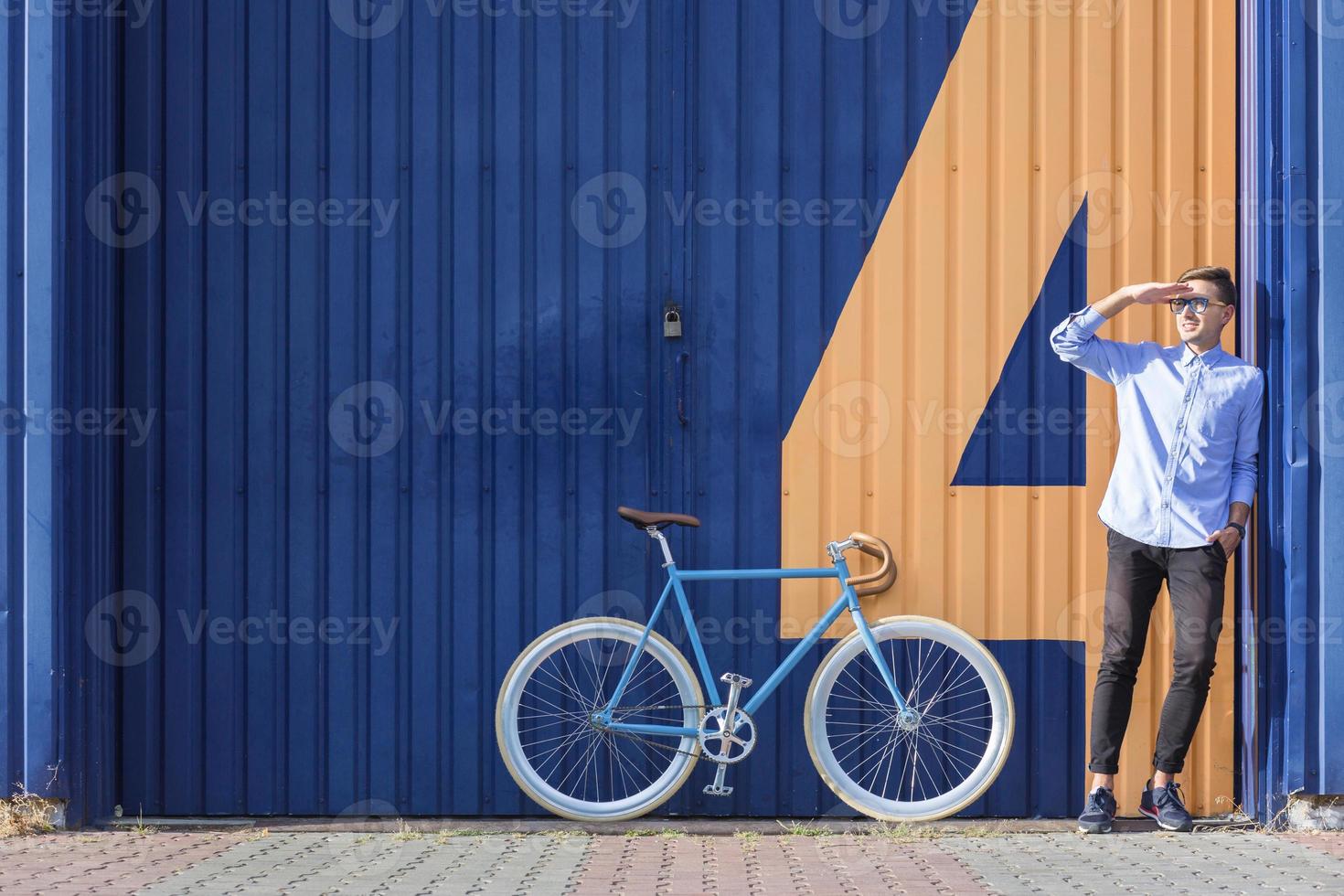 Geschäftsmann neben seinem Fahrrad stehen foto