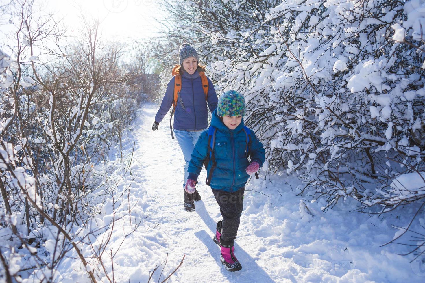 Das Kind rennt von Mama weg. foto