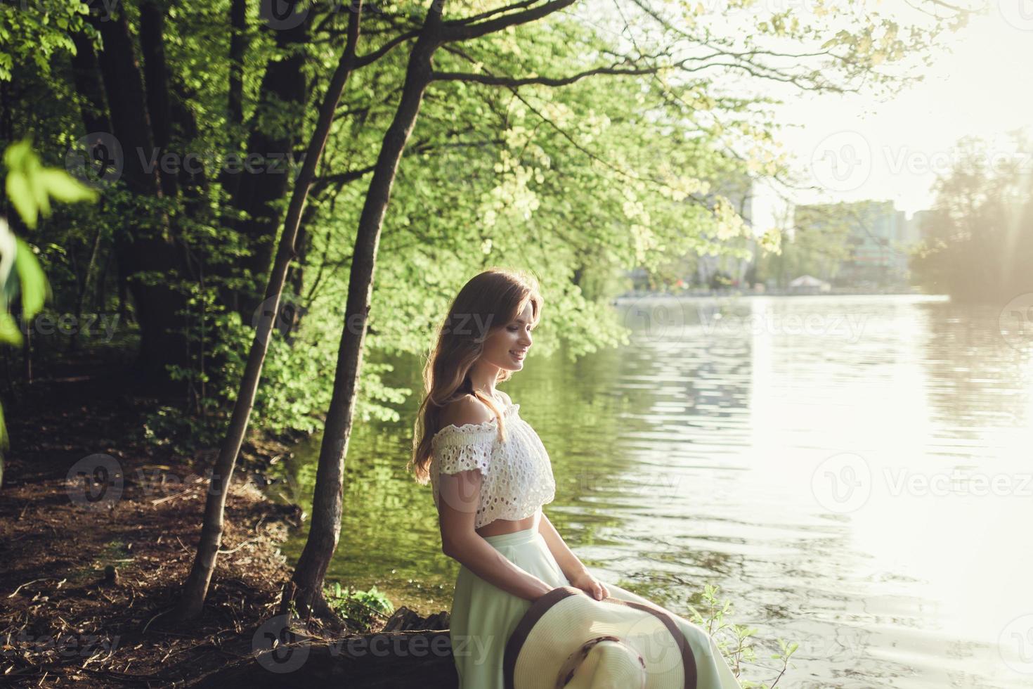 Schönes Teenager-Model in modischer Kleidung. foto