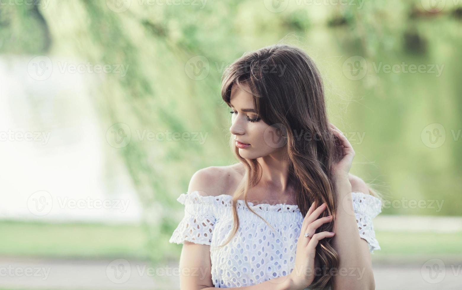 schönes Mädchen in einem weißen Kleid foto