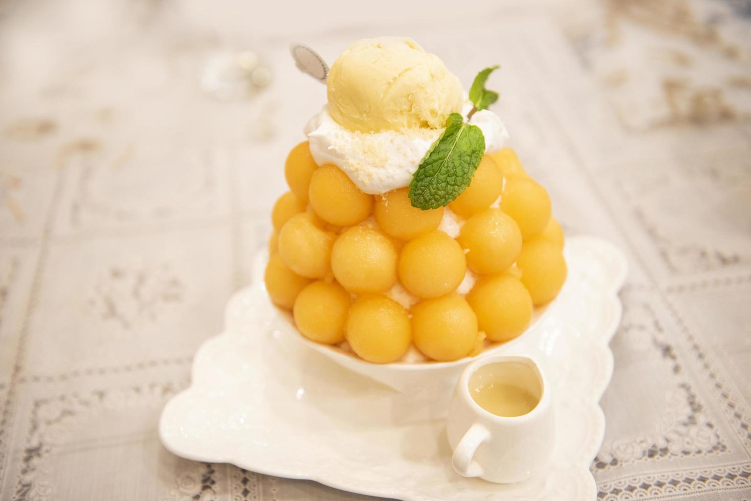 Bingsu-Dessert, Fruchtbingsu-Melone mit Milchcreme-Menü essen kühlendes süßes Eis, das auf dem Tisch Korea-Essen serviert wird? foto