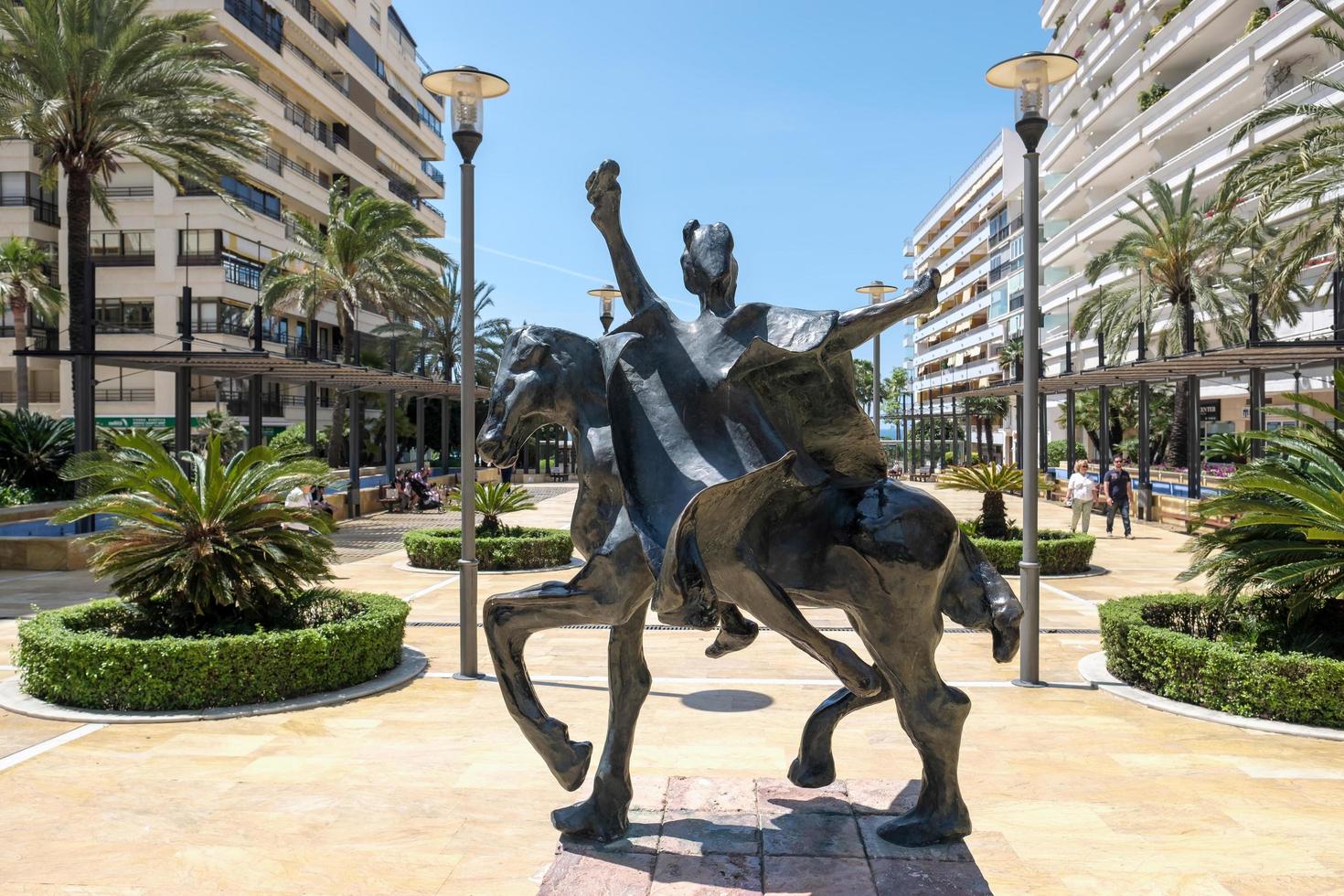 marbella, spanien, 2016. trajano reitet auf einem pferd statue von salvador dali foto