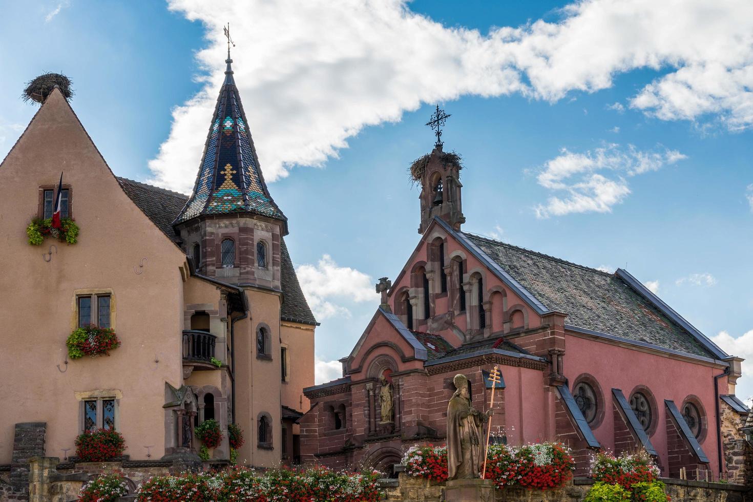 eguisheim, haut-rhin elsass, frankreich, 2015. schloss und st leon kirche in eguisheim foto