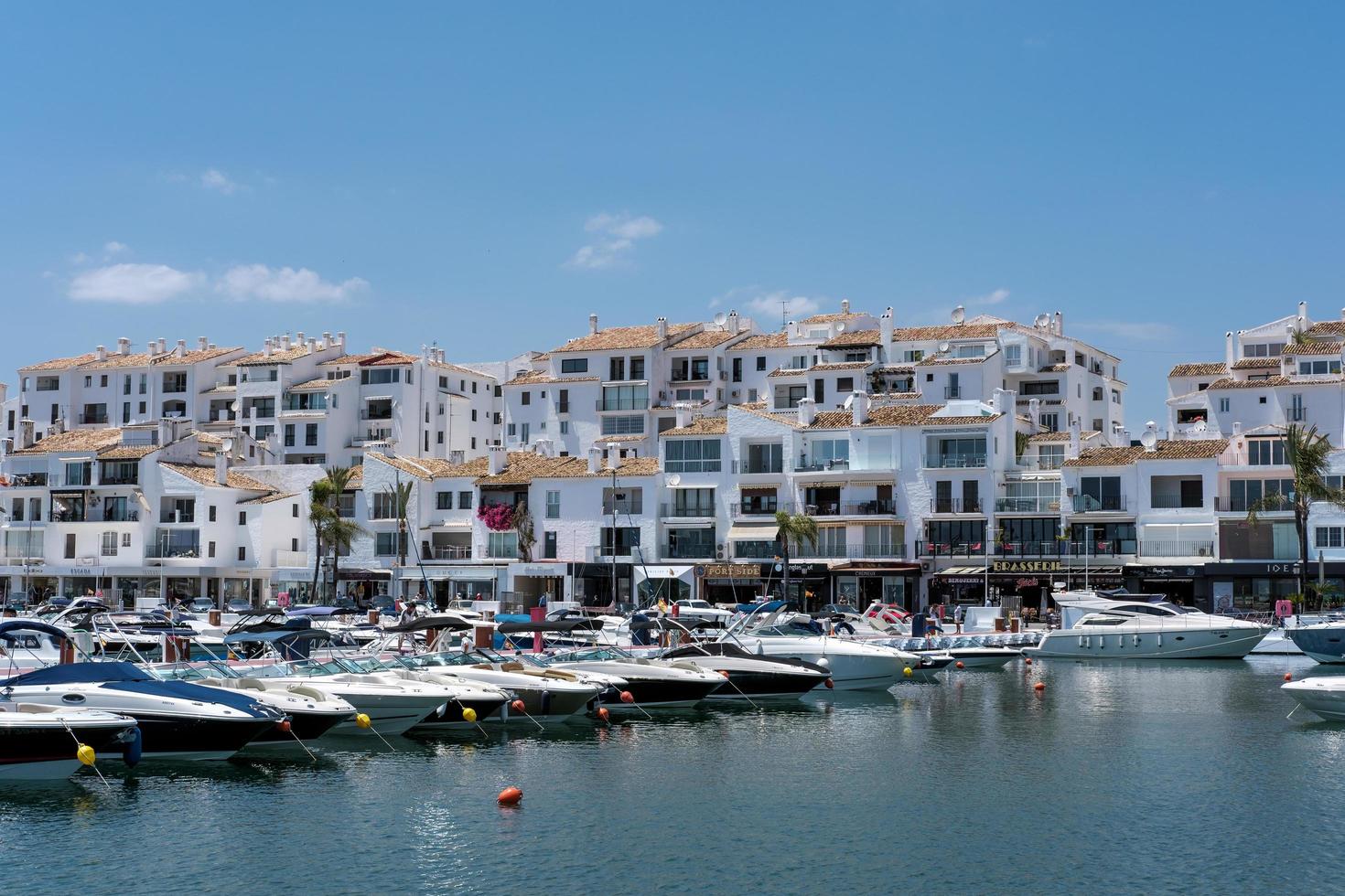 Puerto Banus, Spanien, 2016. Blick auf die Boote im Hafen foto