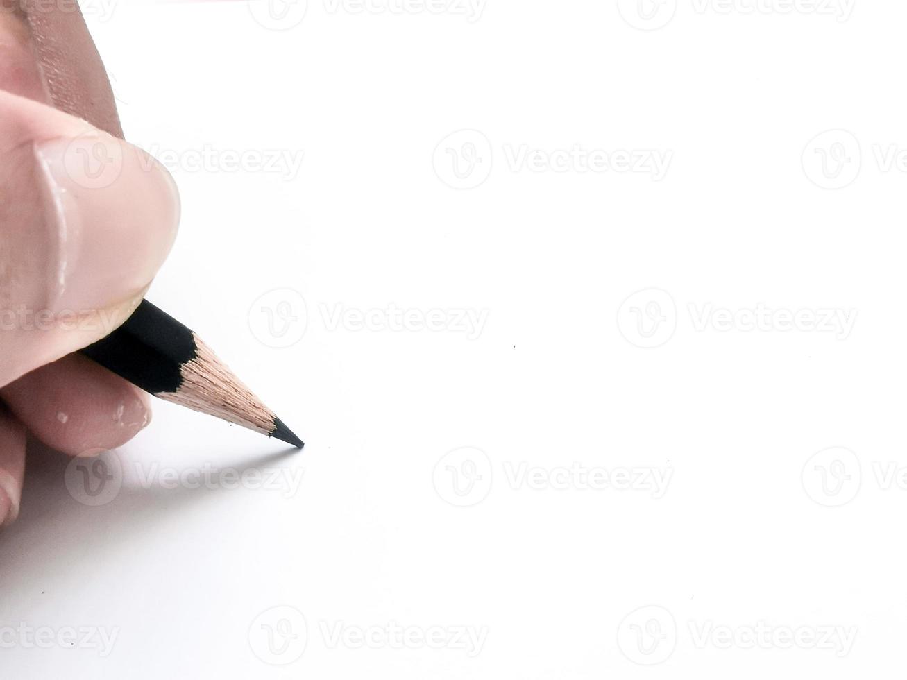 Hand, die einen schwarzen Stift hält, der bereit ist, etwas auf Papier zu schreiben foto