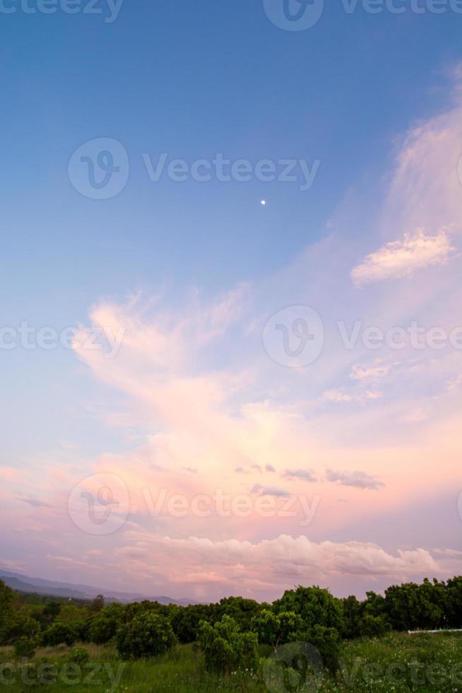 Wolken im blauen Himmel an einem klaren Tag foto