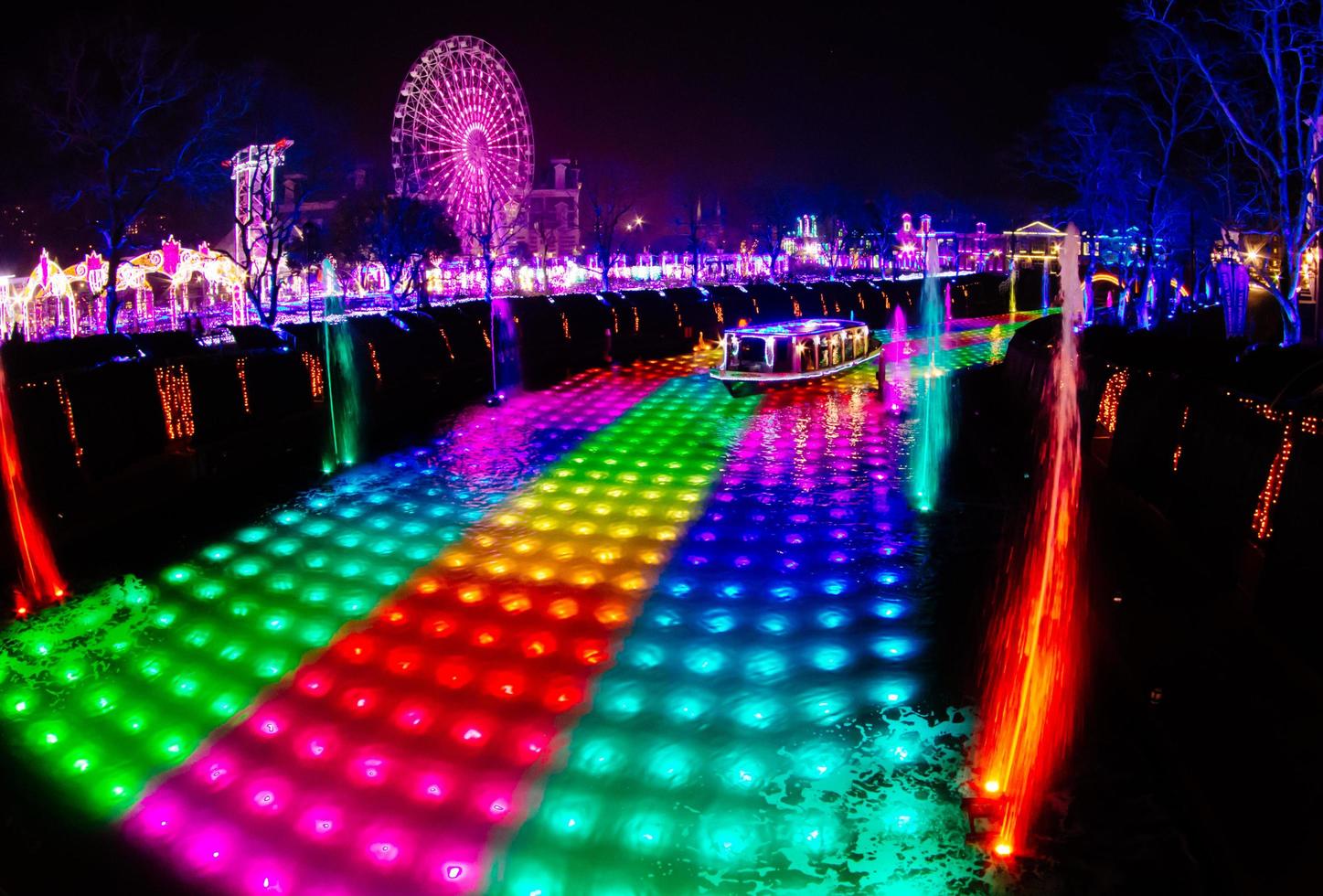 nagasaki, japan am 29. april 2019 huis ten bosch ist ein themenpark in nagasaki, japan, der nachts alte holländische gebäude und bunte lichter zeigt. foto