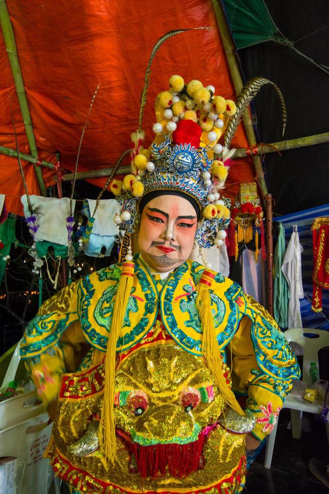asien thailand - 28. august 2019 chinesische opernschauspielerin. Darsteller schminken sich hinter der Bühne. asiatische traditionelle kulturelle Künste. foto