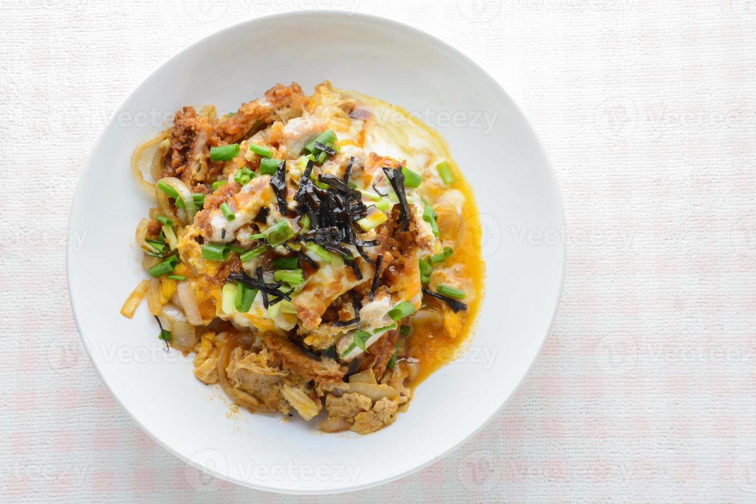 Japanisches traditionelles Essen, frittiertes Tonkatsu-Schweinekotelett mit Eiern foto