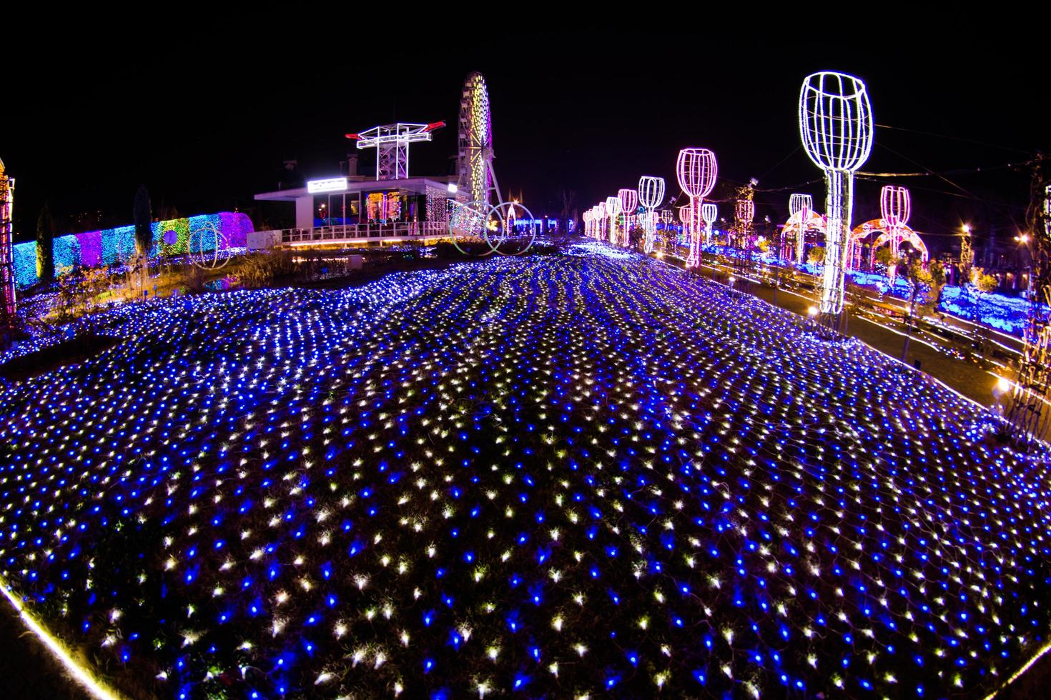 nagasaki, japan am 29. april 2019 huis ten bosch ist ein themenpark in nagasaki, japan, der nachts alte holländische gebäude und eine bunte lichtshow zeigt. foto