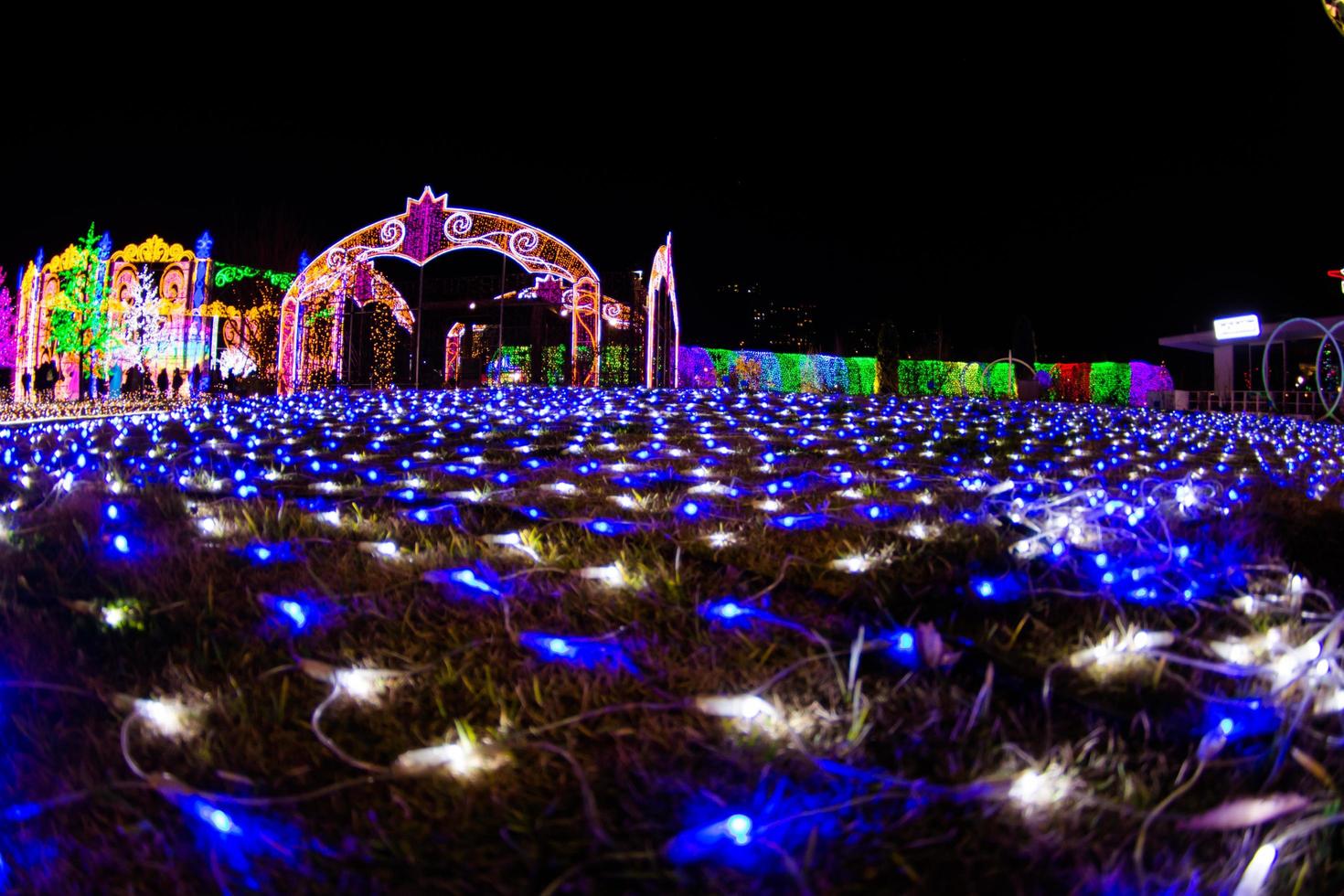 nagasaki, japan am 29. april 2019 huis ten bosch ist ein themenpark in nagasaki, japan, der nachts alte holländische gebäude und eine bunte lichtshow zeigt. foto