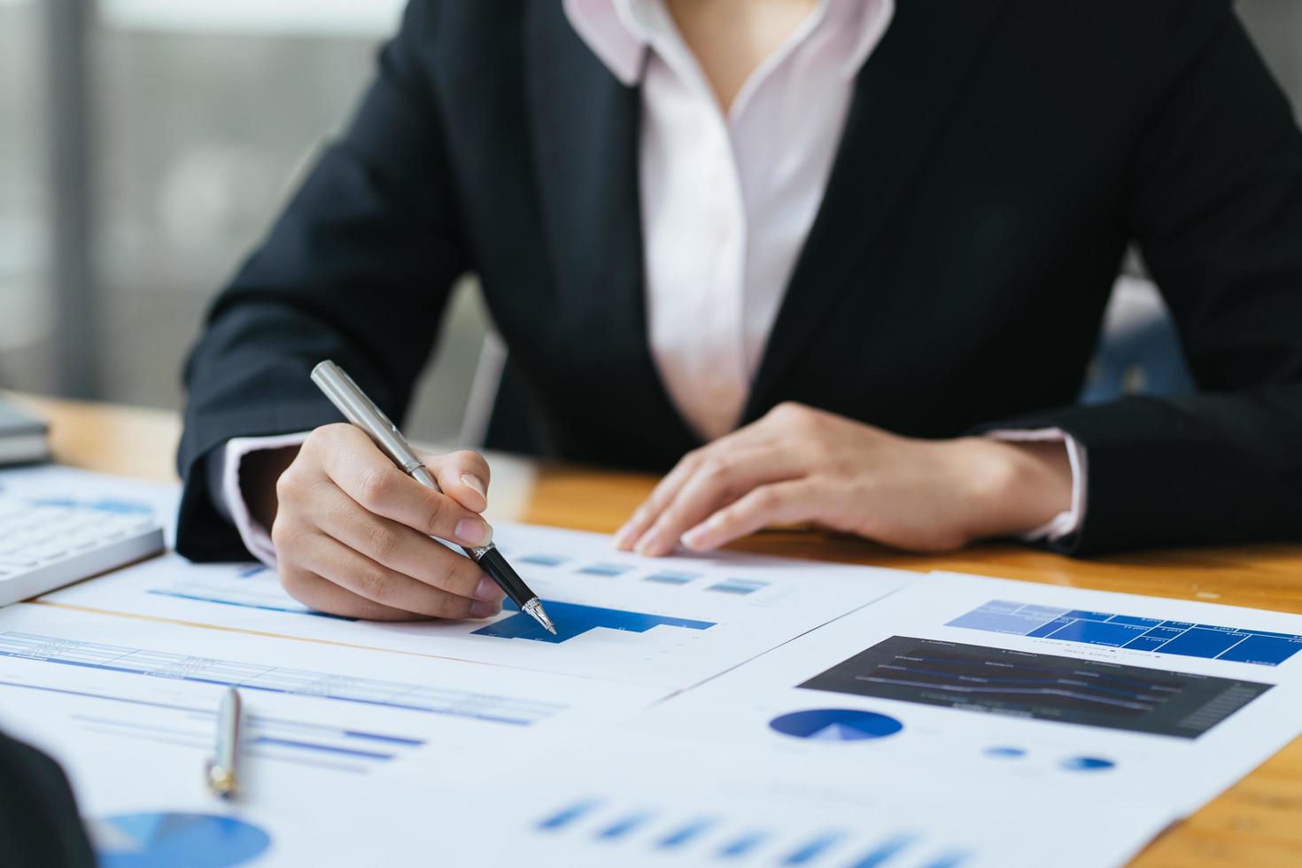 geschäftsberatertreffen zur analyse und besprechung der situation zum finanzbericht im besprechungsraum. anlageberater, finanzberater, finanzberater und buchhaltungskonzept foto