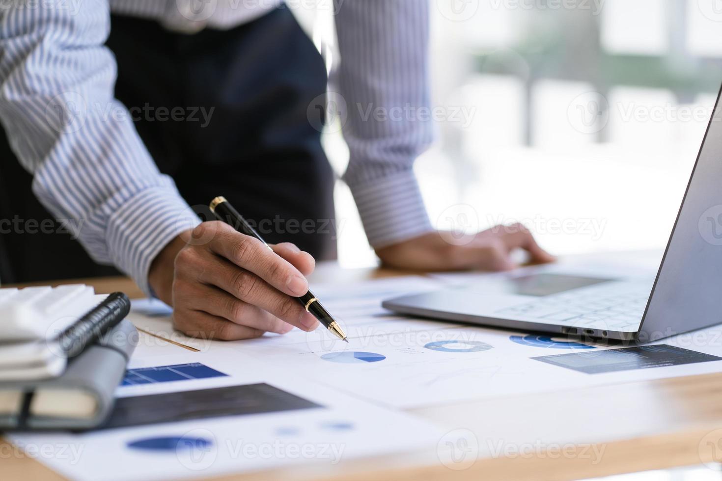 geschäftsmann, der investitionsdiagramme analysiert. Finanzbuchhaltungskonzept. foto