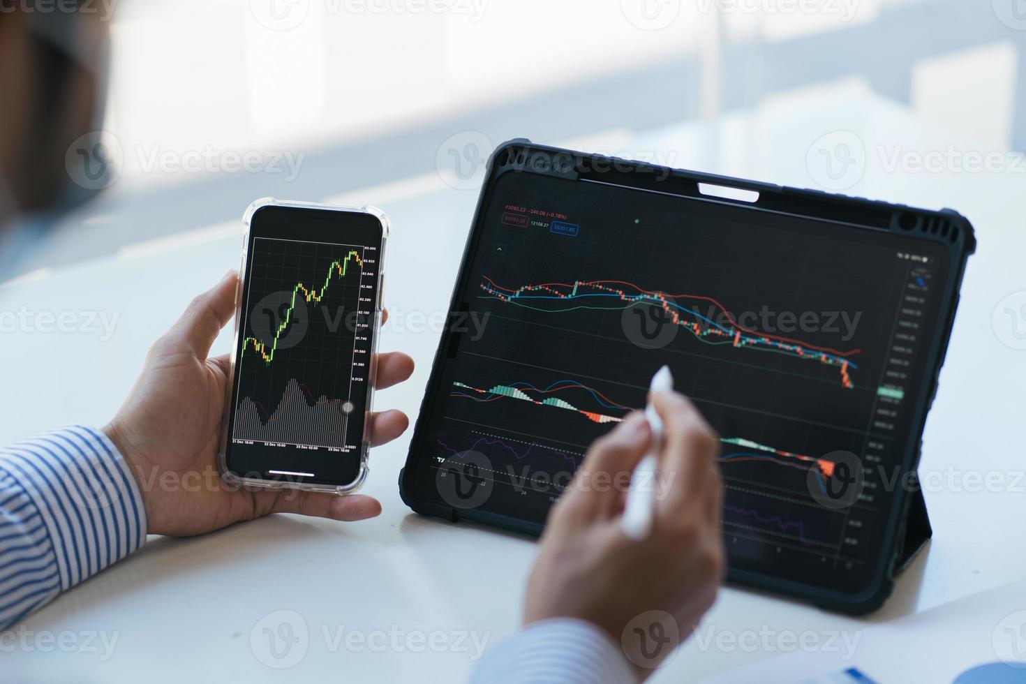 Geschäftsmann Investition Unternehmer Handel Diskussion und Analyse Diagramm Börsenhandel, Aktiendiagramm-Konzept. foto