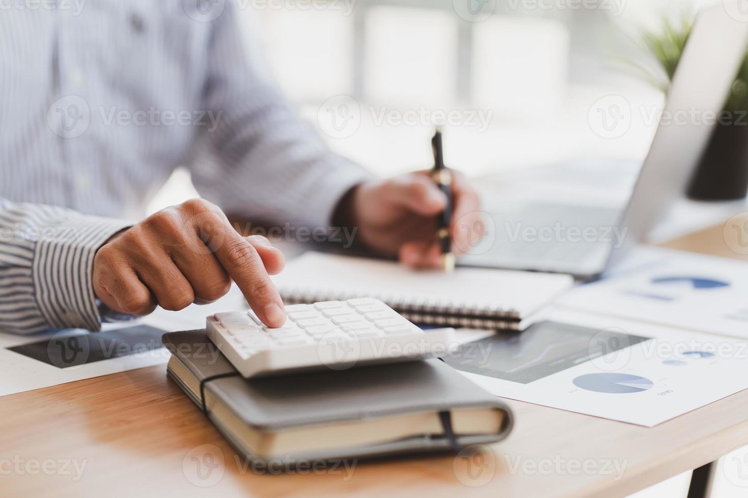 strategieanalysekonzept, geschäftsmann, der finanzmanager recherchiert, prozessbuchhaltung berechnen, analysieren, marktdiagramm, daten, bestandsinformationen, überprüfung auf dem tisch im büro. foto