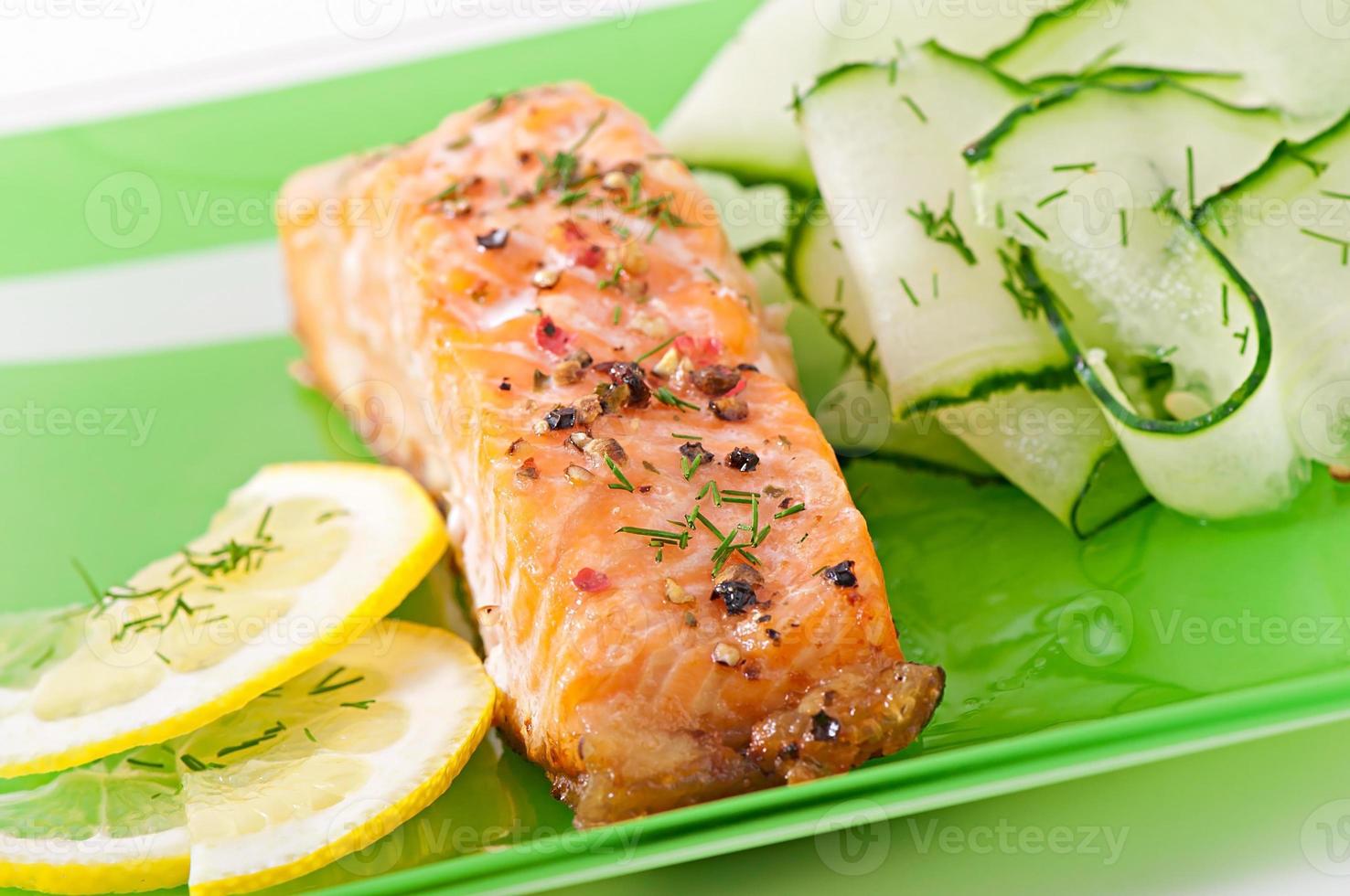 Fischgericht - gegrillter Lachs mit Gemüse foto