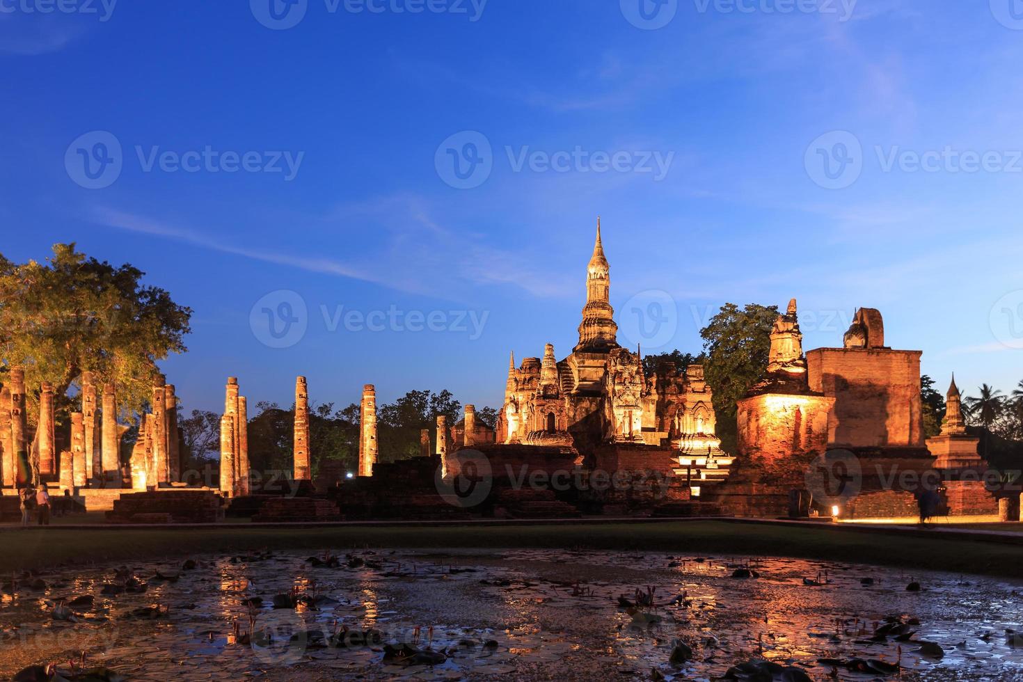 wat maha das in der dämmerung, historischer park shukhothai, thailand foto