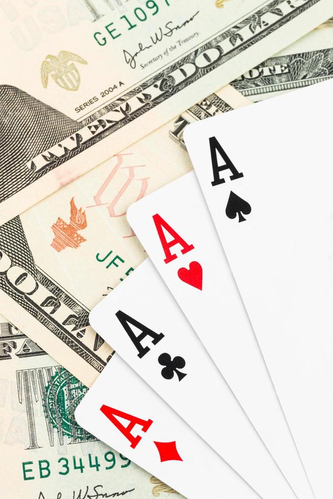 Pokerspielkarte mit vier Assen auf Dollarbanknote foto