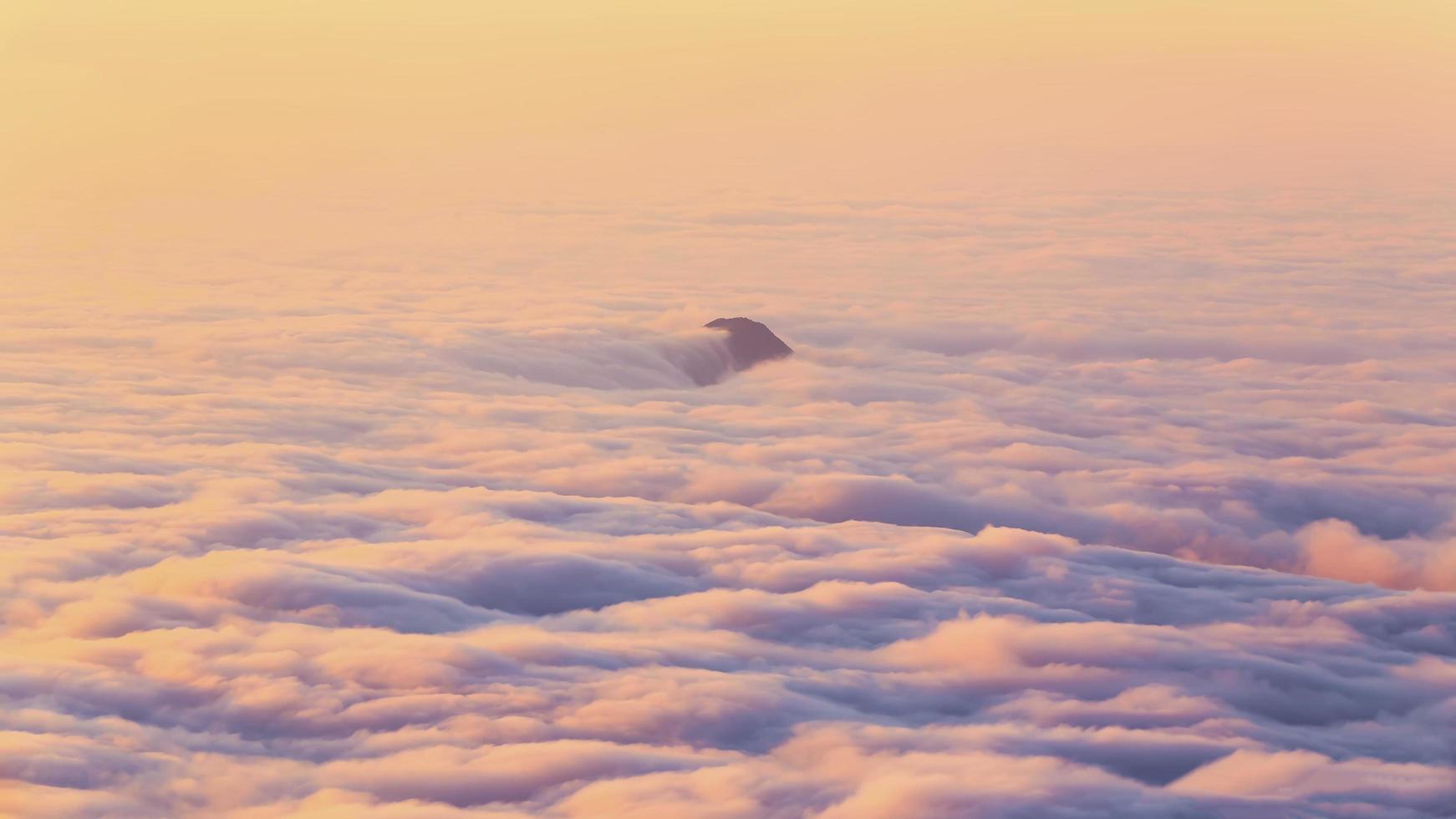 blauer himmel abstrakter panoramischer hintergrund. könnte naturkonzept mit kopierraum. Textur- und Mustertapetenhintergründe. foto