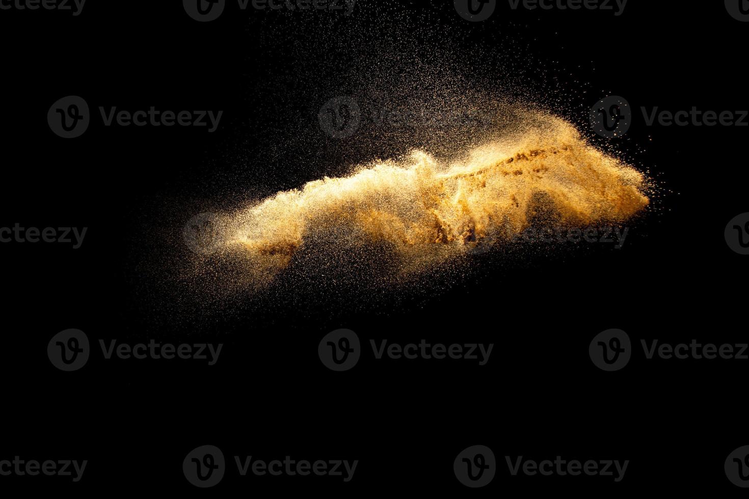 abstrakte bewegung verschwommen brauner sand hintergrund. sandige explosion isoliert auf über dunklem hintergrund. foto