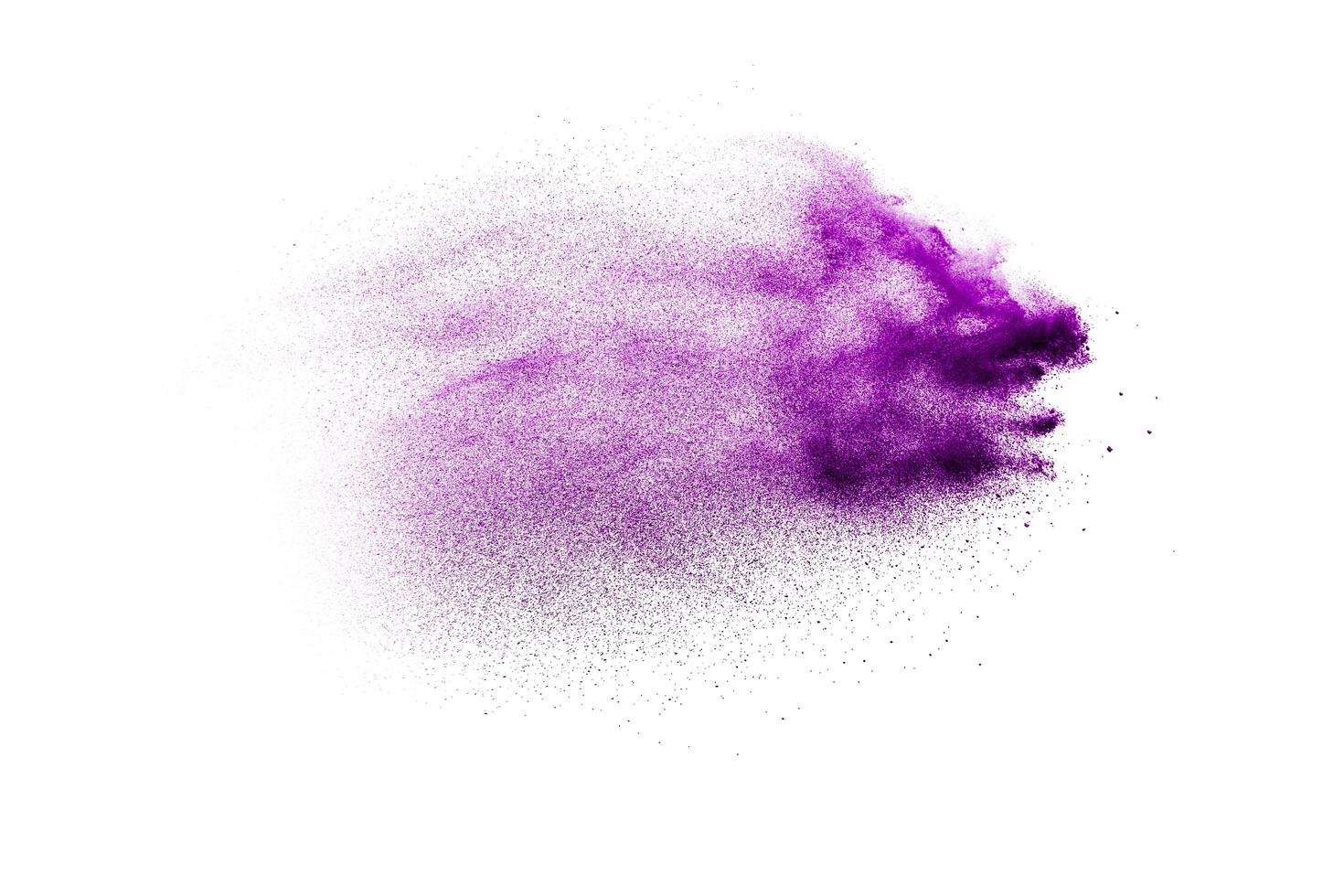lila pulverexplosion auf weißem hintergrund. lila staubpartikel spritzen. foto