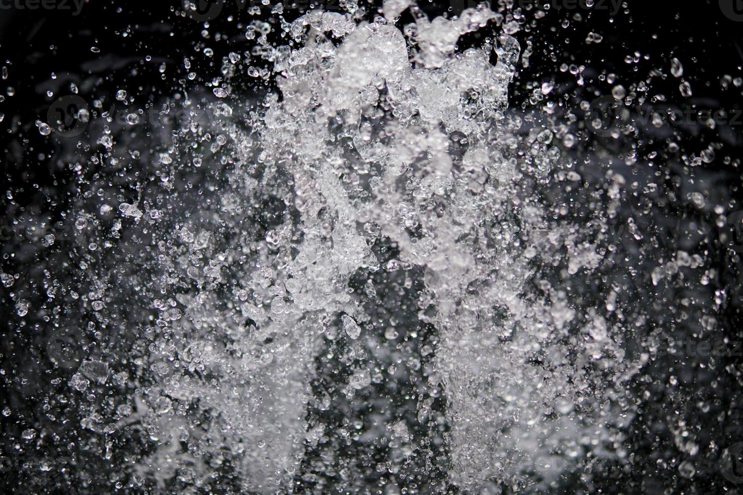 Spritzwasser auf schwarzem Hintergrund. Stilvolles Spritzwasser. isoliert auf schwarzem Hintergrund. foto