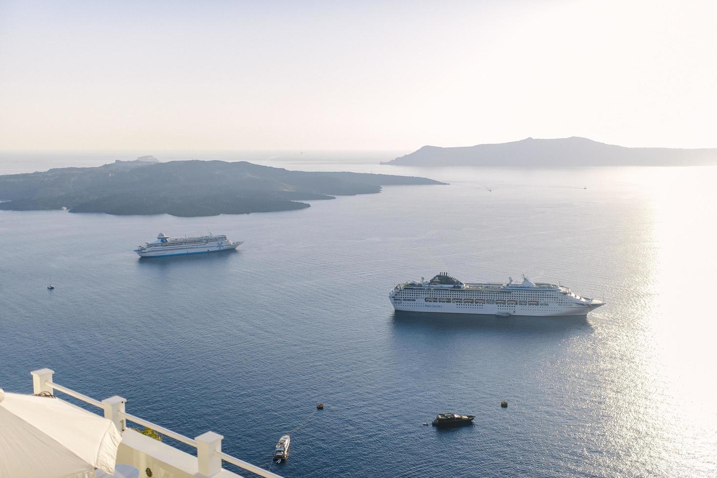 Kreuzfahrtschiffe im Hafen in der Nähe der Stadt Thira auf der Insel Santorini in Griechenland. 15.07.2019 foto