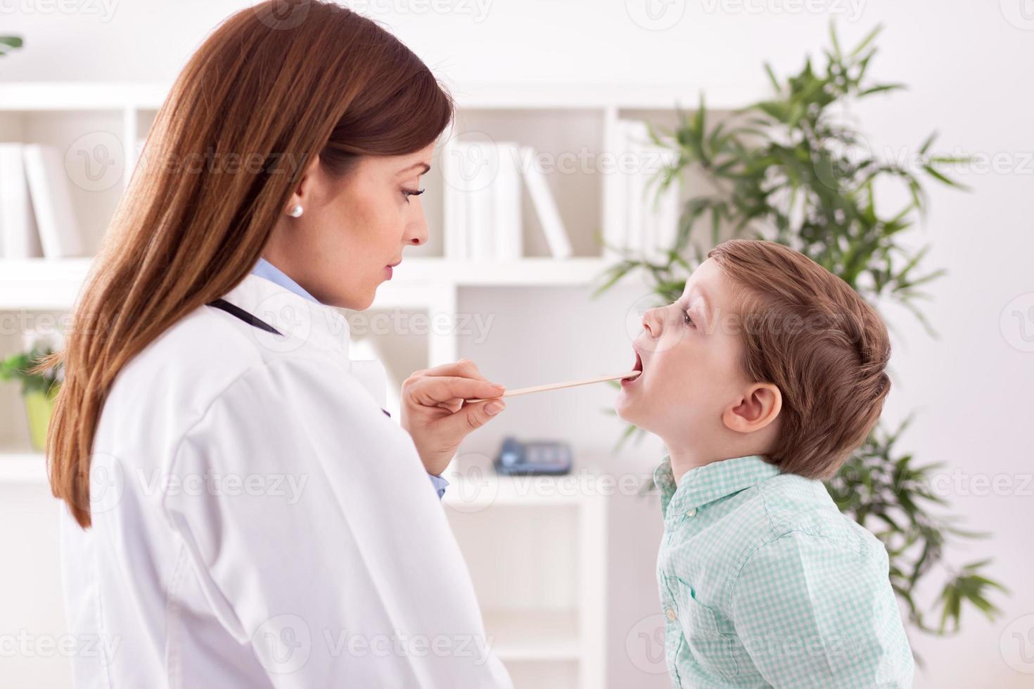 Arzt untersucht Kind foto
