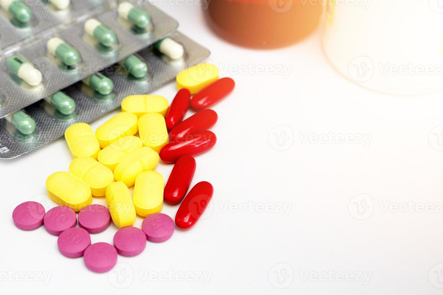 medizinische tabletten und pakete auf weißem boden im medizinischen gesundheitskonzept der drogerie mit kopierraum foto
