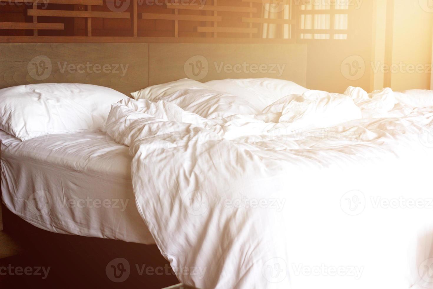 Bettlaken im Hotelchaos, nachdem die Kunden gegangen sind foto