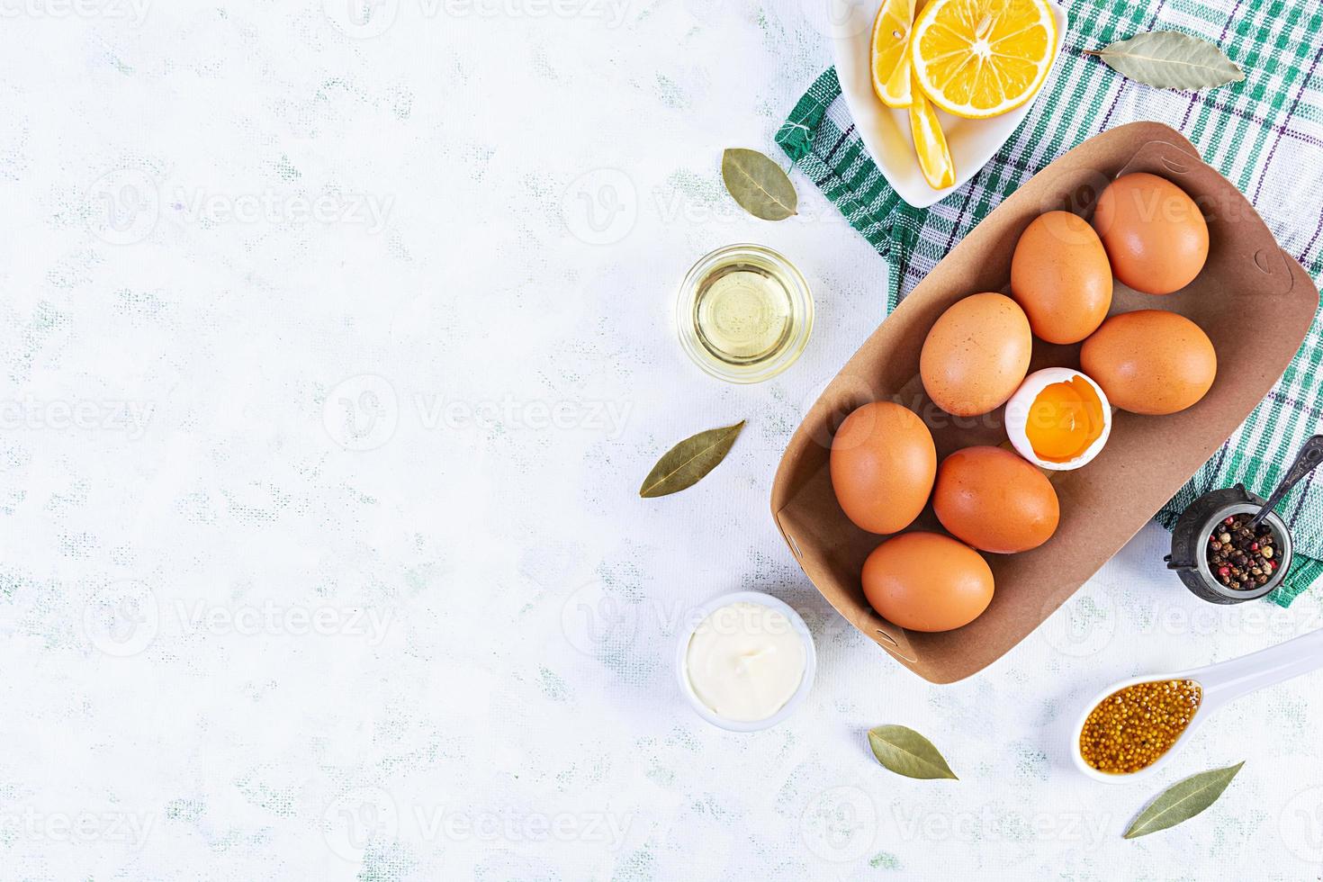 Zutaten für Mayonnaise. köstliche hausgemachte Mayonnaise mit Zutaten für Sauce. Gesundes hausgemachtes Essen. Ansicht von oben foto