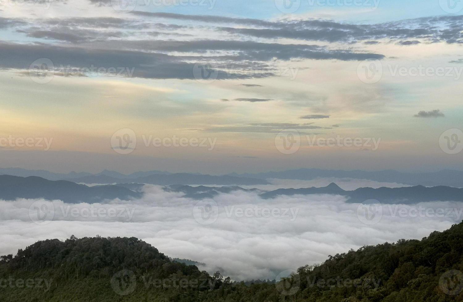 Blick auf Nebel bedeckt den Berg. foto