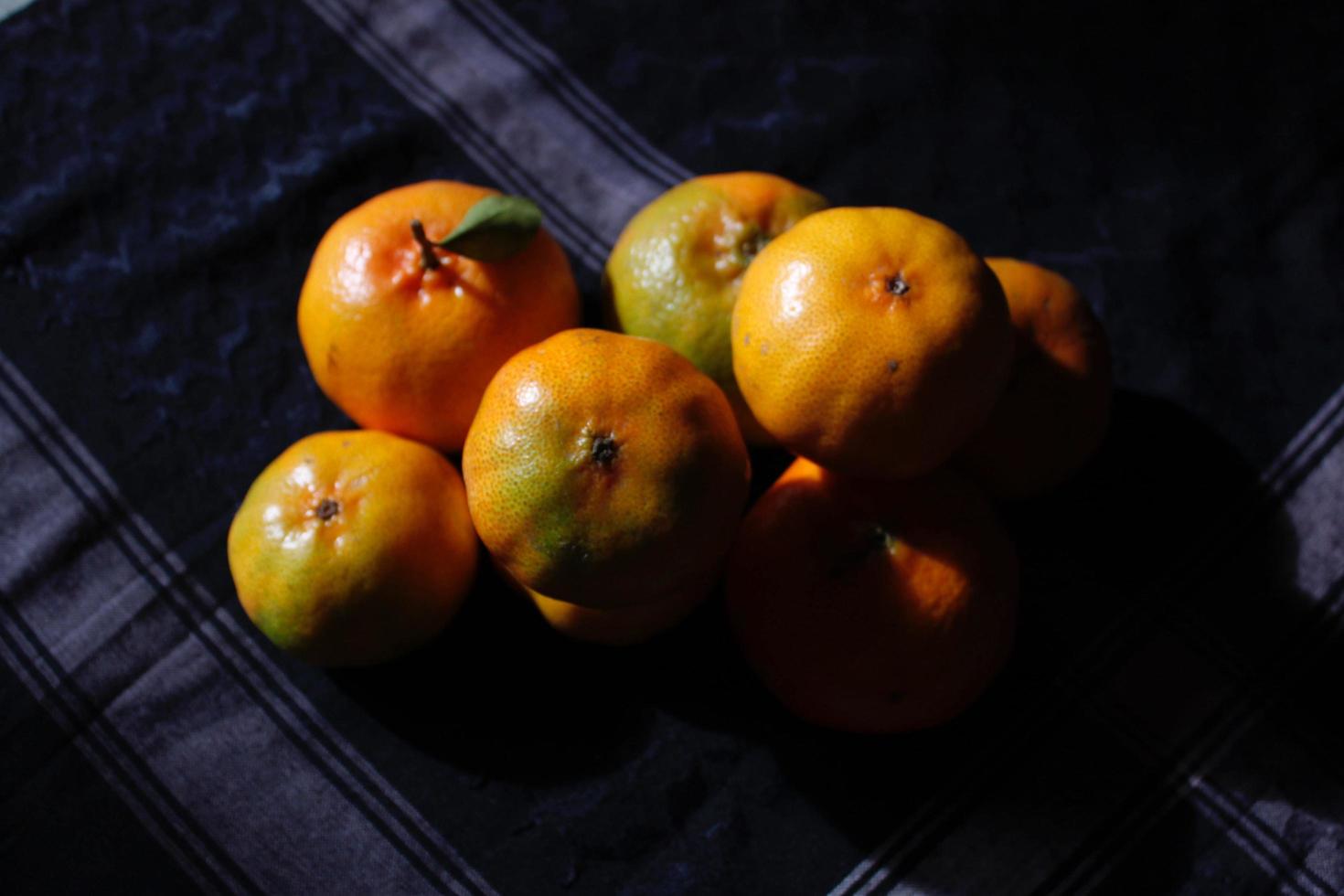 orangefarbenes Porträt mit dunklem und hellem Konzept foto