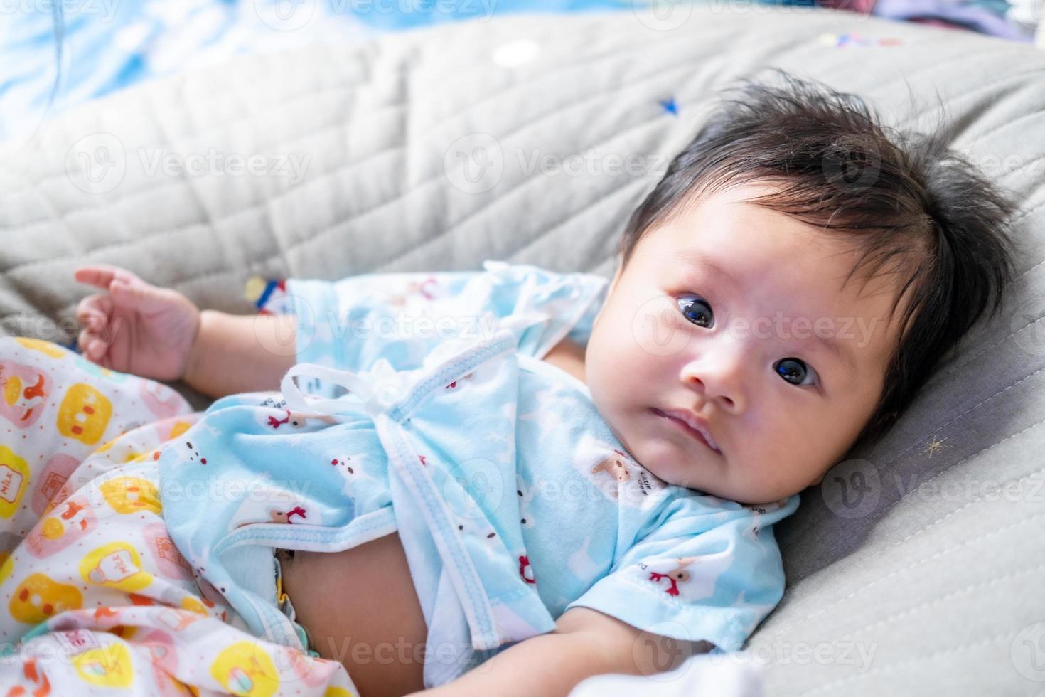 asiatisches neugeborenes baby kind blickkontakt mit mutter niedlichkeit von kindern mit glücklicher familie auf weicher matratze metapher lebendes leben gesunder lebensstil süß von kind baby produkte gesundheitsprodukte für mutter und baby foto