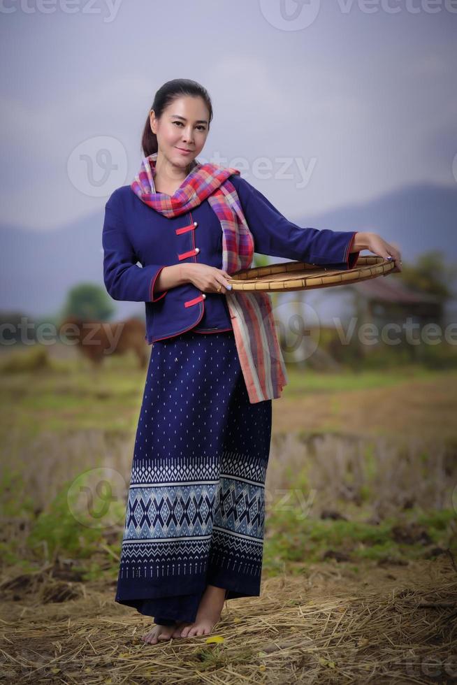 thailändische Frau im Reisfeld und in der Hütte foto