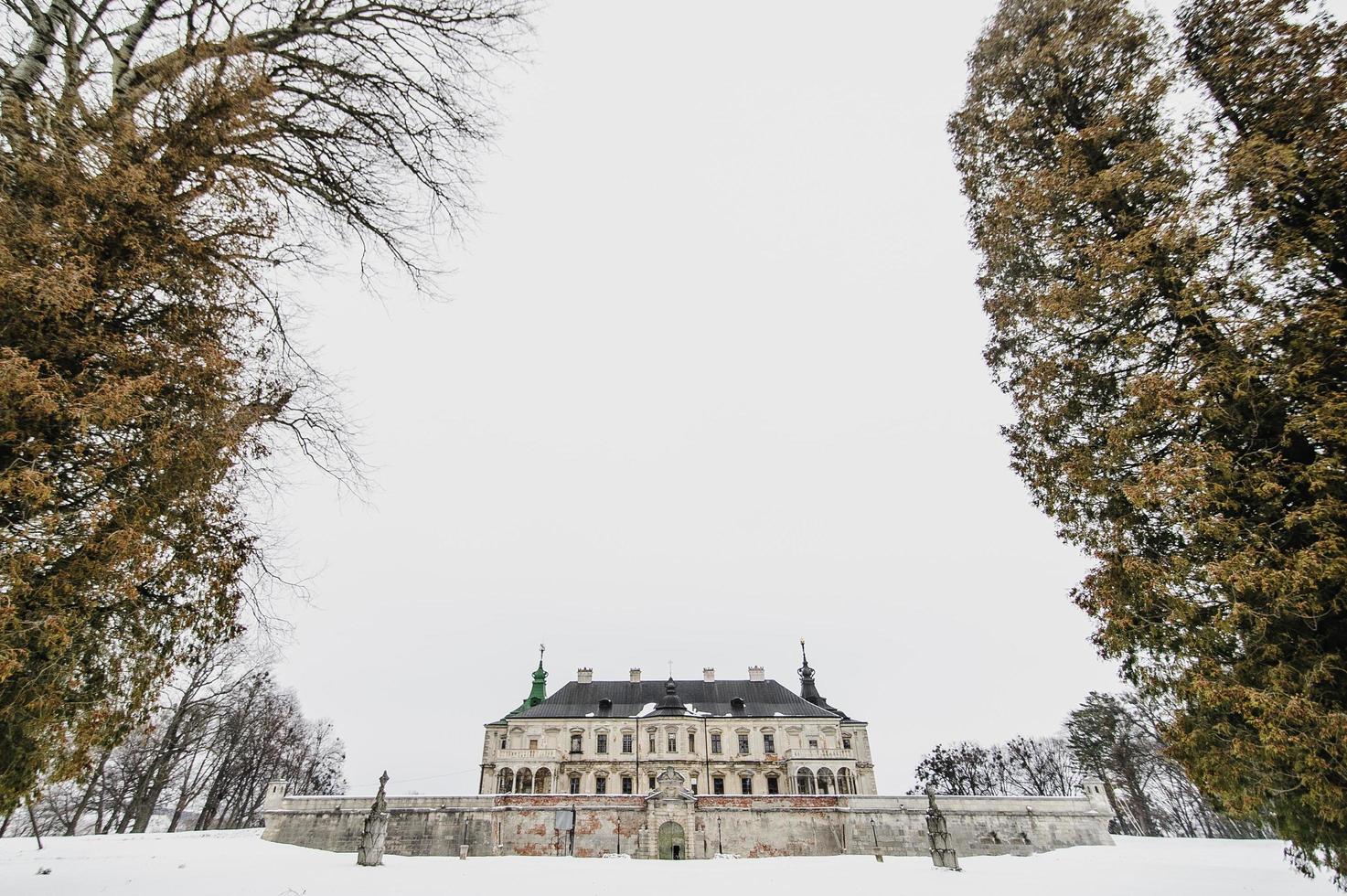 schöne mittelalterliche burg pidhirtsi. dorf pidhirtsi, lemberg oblast, ukraine, 20. februar 2019 foto