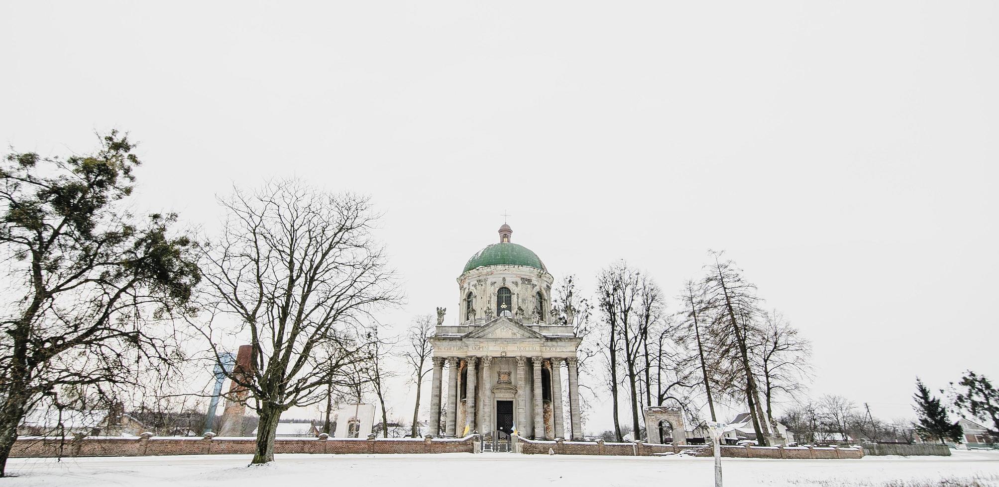 römisch-katholische kirche des heiligen josef. alte historische gebäude detailgetreue steinholzskulpturen prächtige ornamente. dorf pidhirtsi, lemberg oblast, ukraine, 20. februar 2019 foto