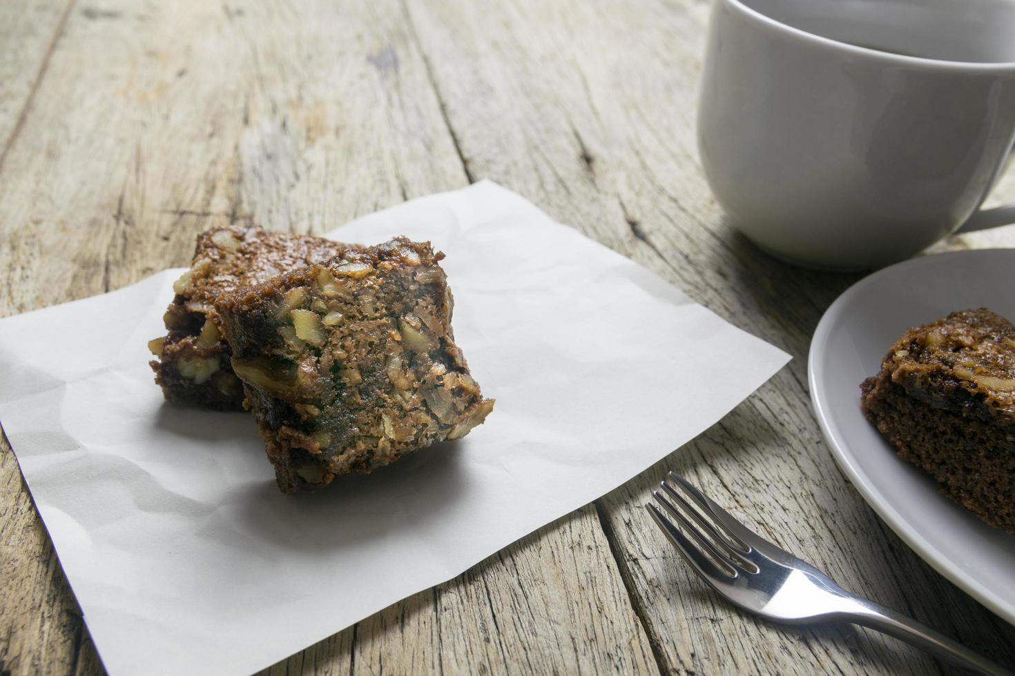 Schokoladen-Brownie-Kuchen auf einem Holztisch foto