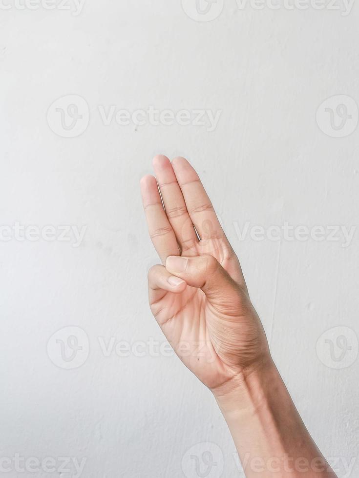 Nahaufnahme von Händen, die Gesten auf strukturiertem Hintergrund zeigen. foto
