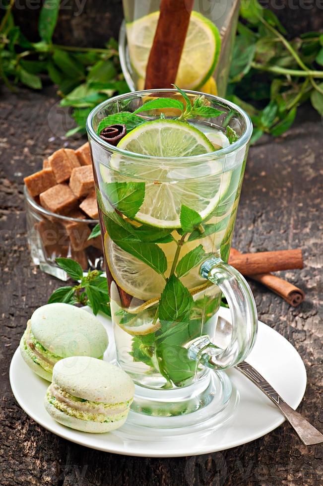 marokkanischer tee mit minze, limette und zimt foto