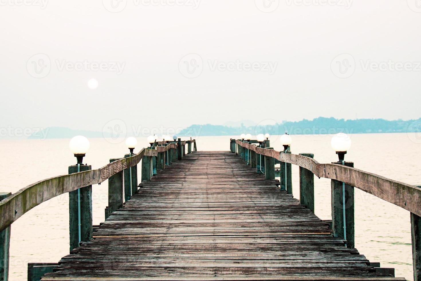 ein Holzsteg, der sich ins Meer erstreckt. Urlaubsreisekonzept foto