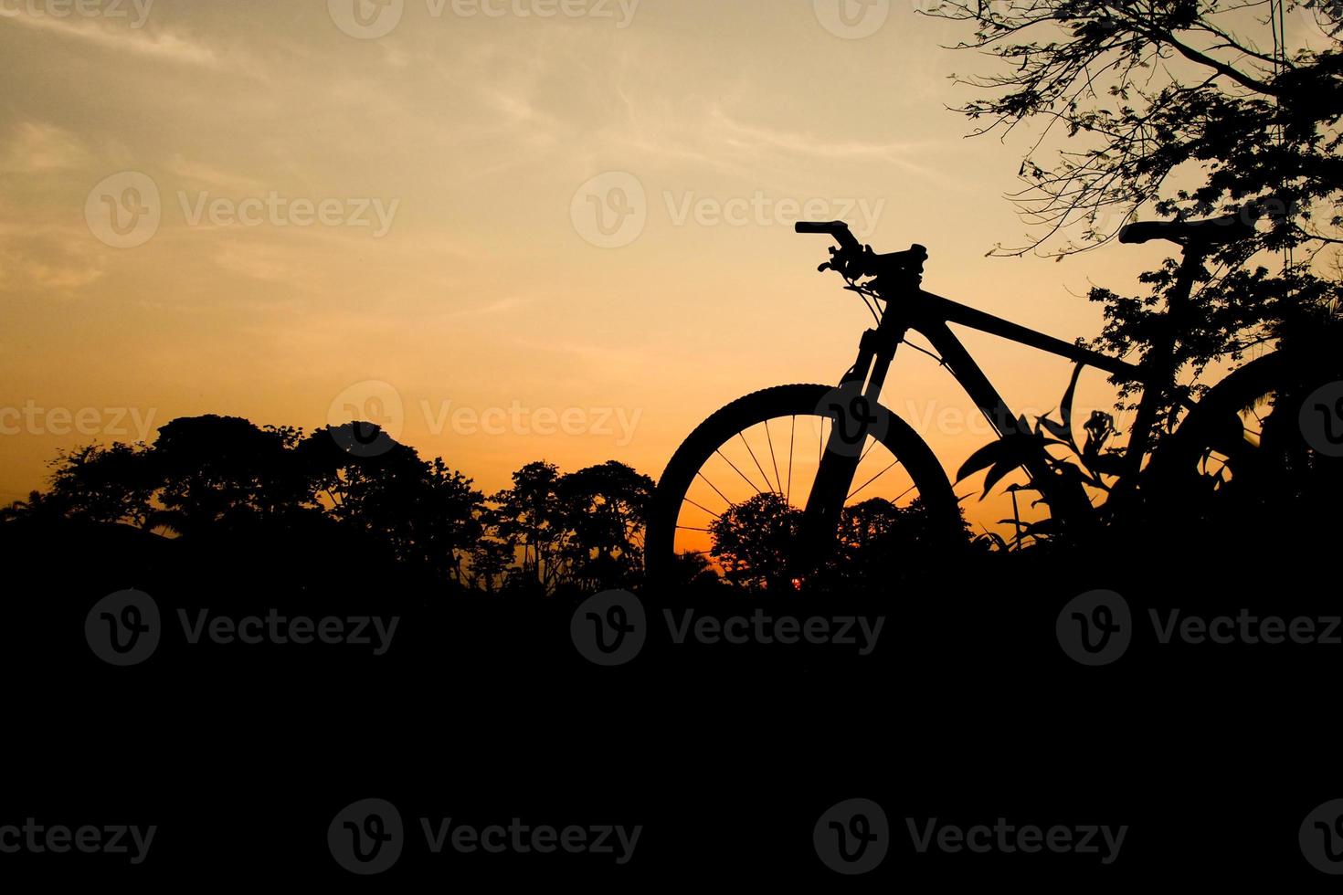 Silhouette eines Mountainbikes am Abend. Fitness- und Abenteuerideen foto