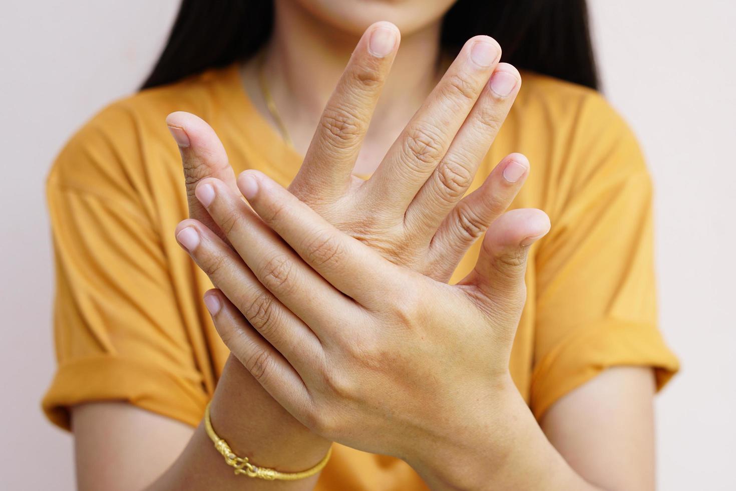 Corona-Virus Covid-19 Händedesinfektionsmittel Anti-Alkohol-Reibgel zum Schutz der weiblichen Handhygiene foto