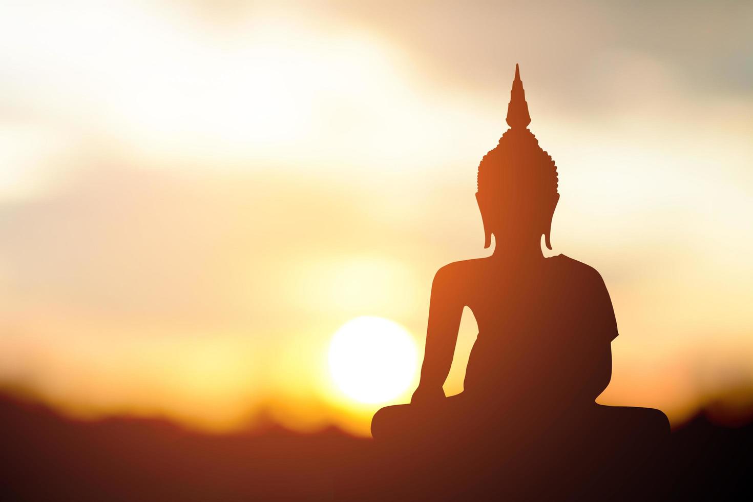 Schattenbild von Buddha. Hintergrund Sonnenaufgang foto