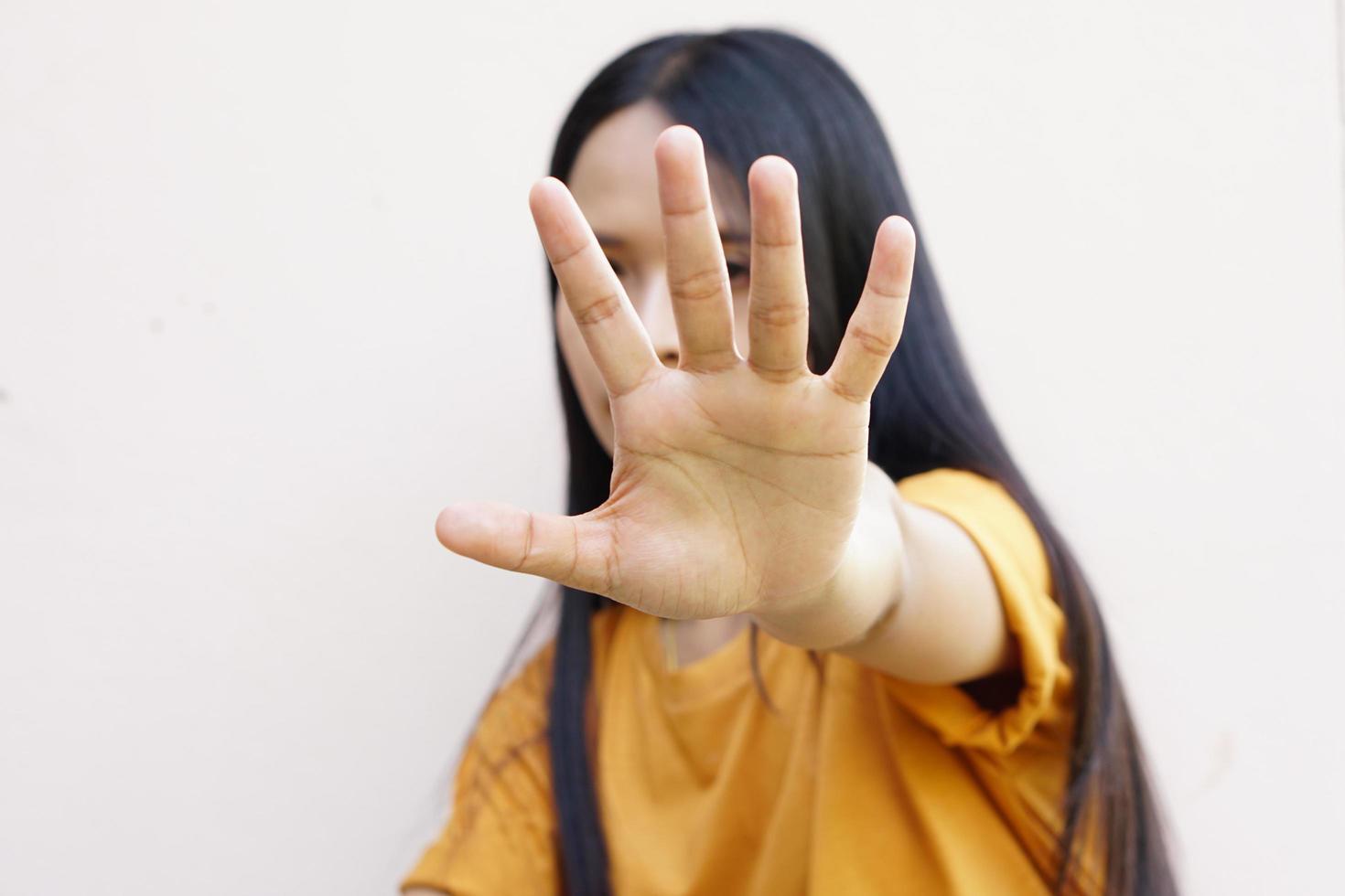 Frau hob ihre Hand, um davon abzubringen, Kampagne stoppt Gewalt gegen Frauen foto