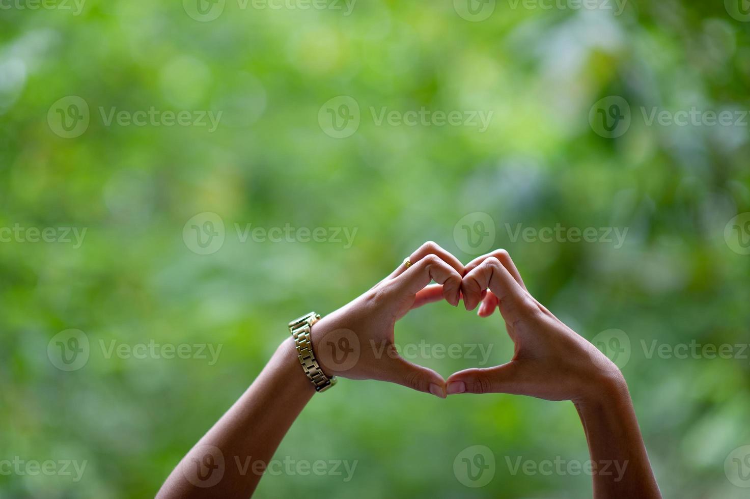 Hände und Herzen, Hände, die am Tag der Liebe Liebe zueinander zeigen. foto