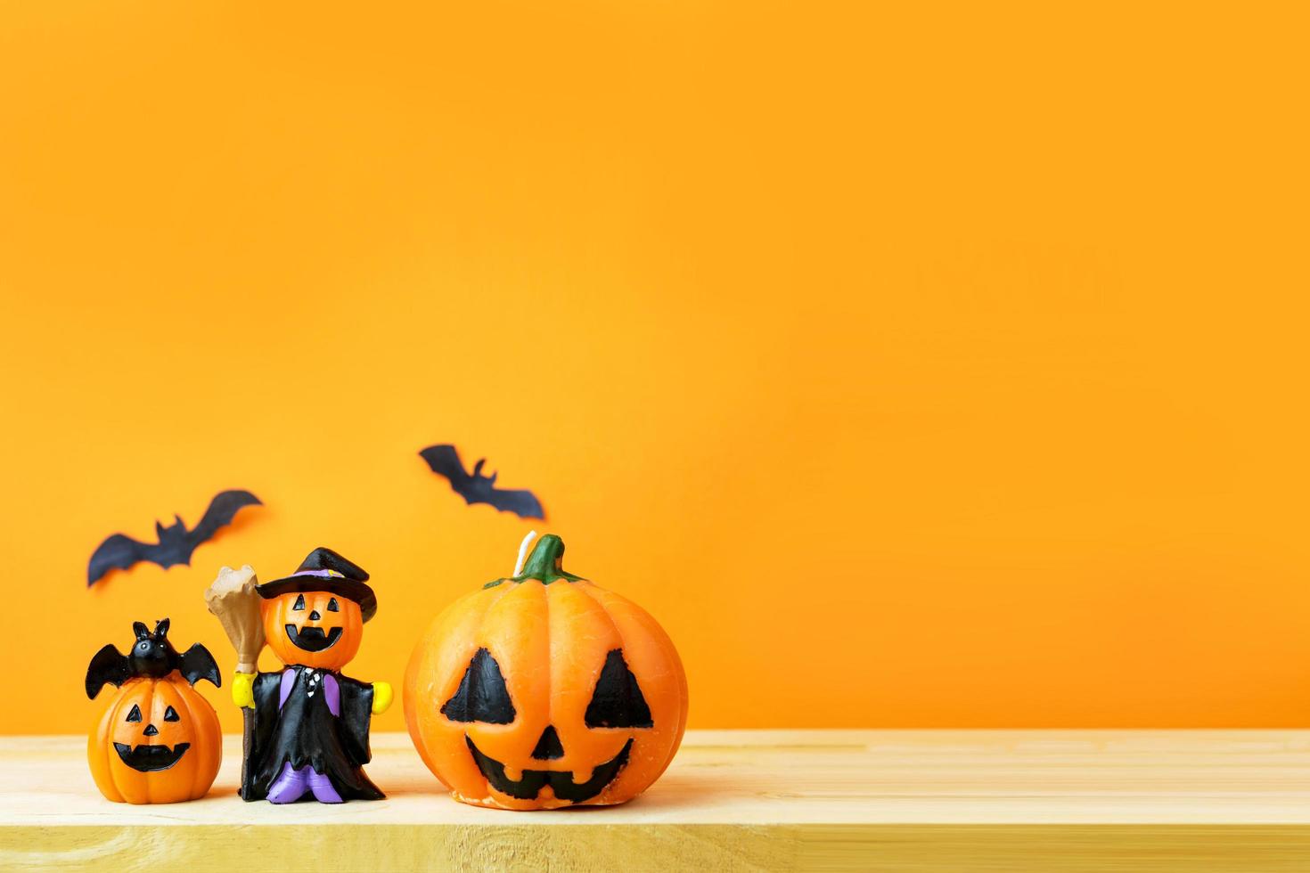 Halloween-Kürbisse auf Holztisch foto