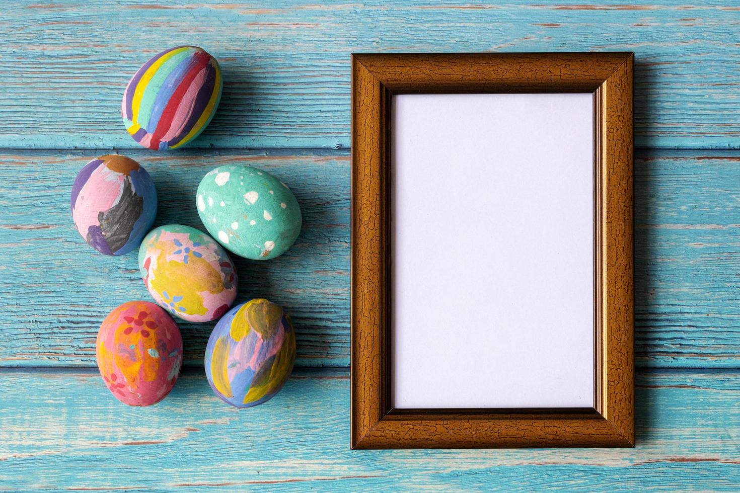 Bilderrahmen und bunte Ostereier. ostern festliches feiertagskonzept. foto