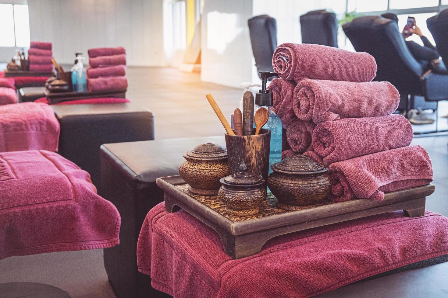 spa-behandlungszubehör mit handtuch und aromaöl foto