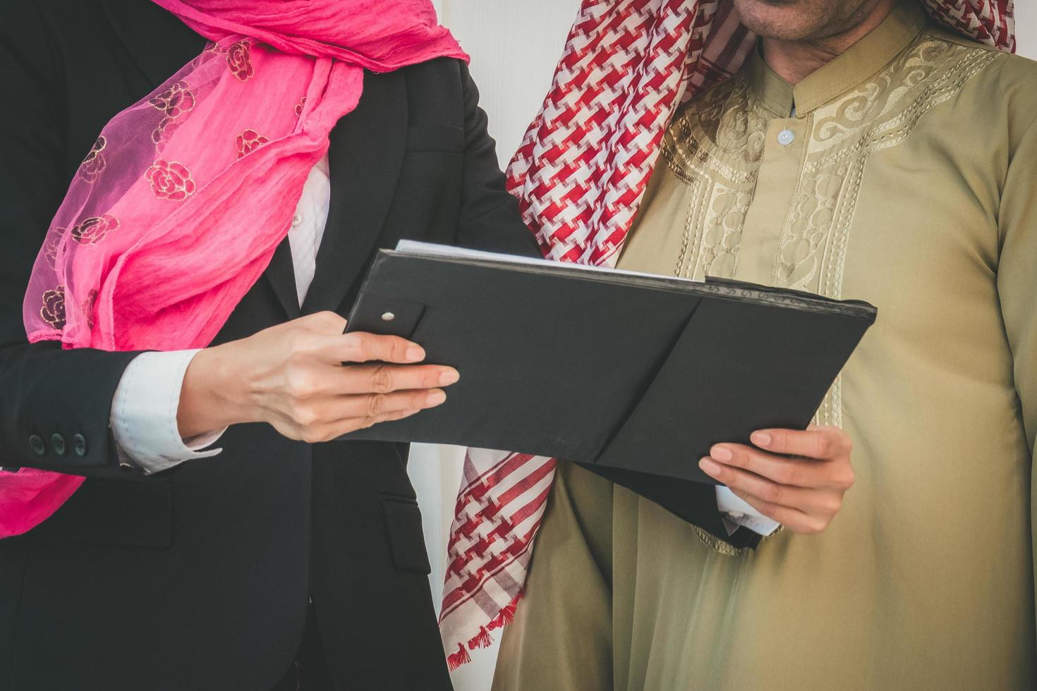 Arabisches Geschäftspaar, das im Büro arbeitet foto